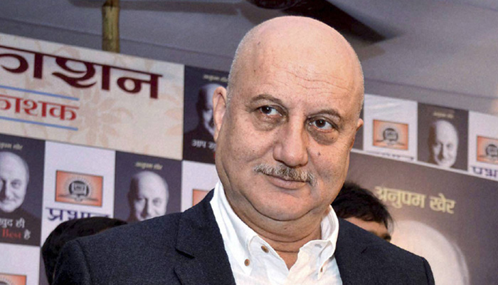 جے این یو میں انوپم کھیر نے پوچھا ملک کے خلاف بولنے والے کو ہیرو کے طور پر استقبال کیوں؟